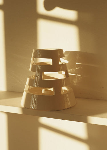 El portavelas W59 es una reinterpretación del museo Guggenheim de Nueva York, un cilindro blanco de hormigón cuyas líneas curvas ascienden y dan la sensación de enroscarse en espiral.