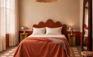 Habitación de hotel con productos de Matuta Home y taburete rústico de castaño