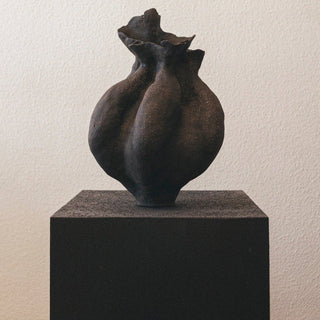 Jarrón negro de cerámica artesanal de MCB Ceramics, Mónica Carro