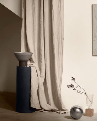 Otra perspectiva de soporte redondo de metal gris grafito de Tine K Home