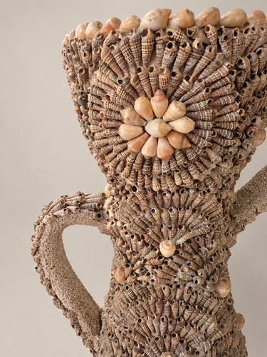 Detalle de los motivos florales del jarrón vintage francés hecho a mano con conchas