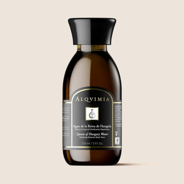 Agua de la Reina de Hungría de Alqvimia de 150 ml, en frasco oscuro sobre fondo beige.