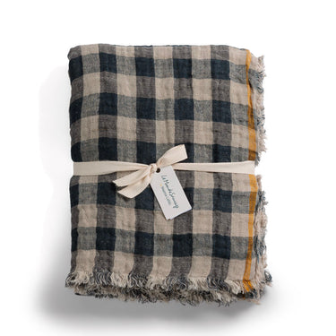 Plaid lino gofrado reversible sobre cama Le Monde Sauvage