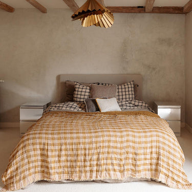Plaid lino lavado vichy reversible sobre cama