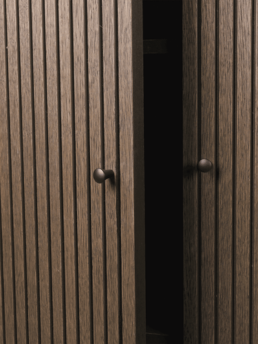 Armario Alto de Sillón en Roble Oscuro - Diseño Elegante y Funcional