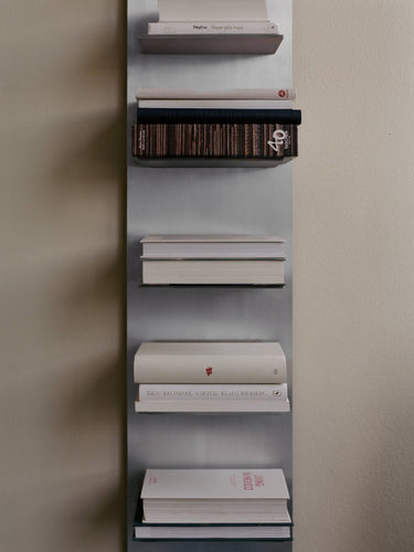Estantería de Pared Alta Lager Aluminio Cepillado Diseño Moderno Almacenamiento Elegante Versátil