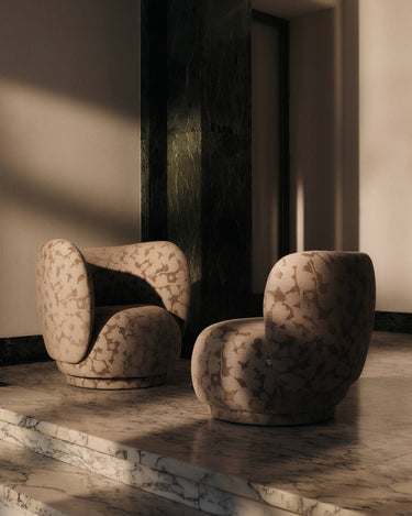 Sillón Rico Curvo Cilla Taupe: Confort Sofisticado Diseño Texturizado