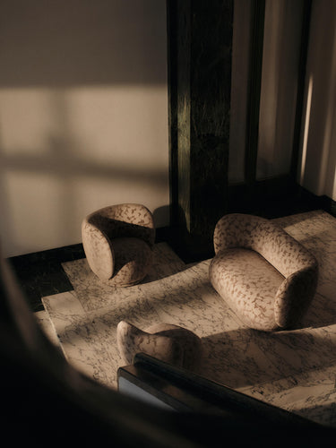 Sillón Rico Curvo Cilla Taupe: Confort Sofisticado Diseño Texturizado