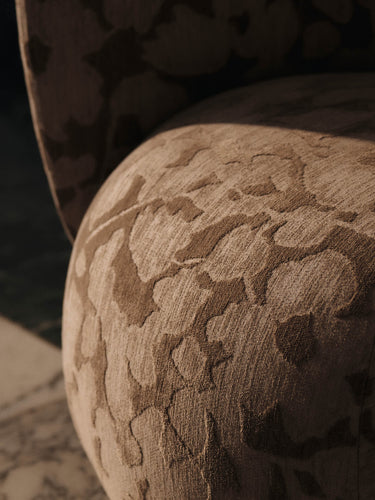 Sillón Rico Curvo Cilla Taupe: Confort Sofisticado Diseño Texturizado