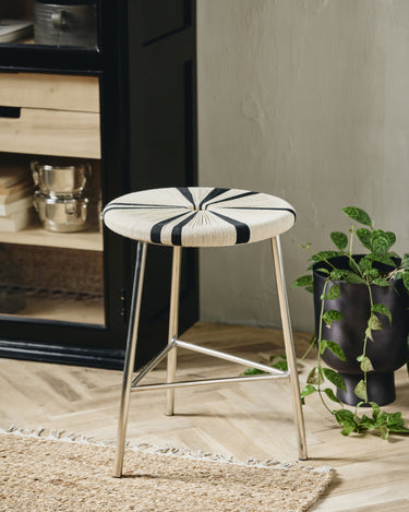 Taburete bajo tejido negro marfil detalle Nordal