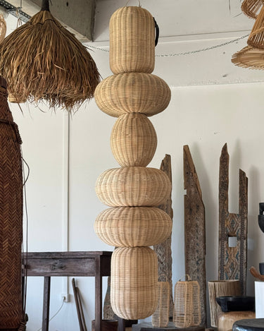 Lampara columna ratan ambiente interior natural