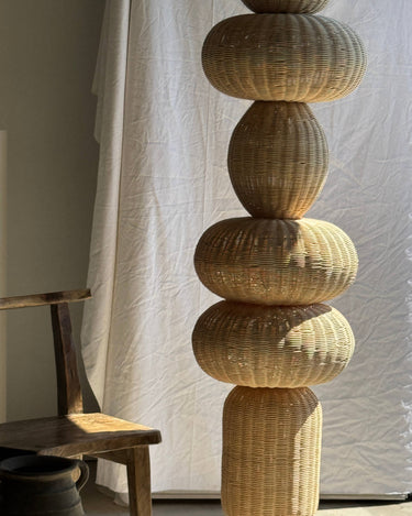 Lampara columna ratan detalle base artesanal