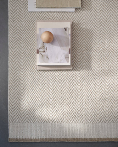 Alfombra en espiga beige