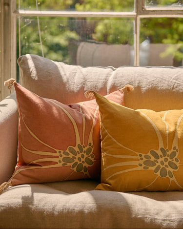 Funda cojín Aster pintada a mano Kalamkari en interior Caravane