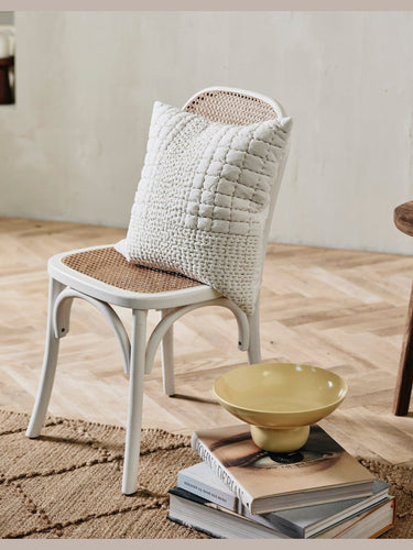 Funda cojin sarga blanca acolchada en sofa Nordal