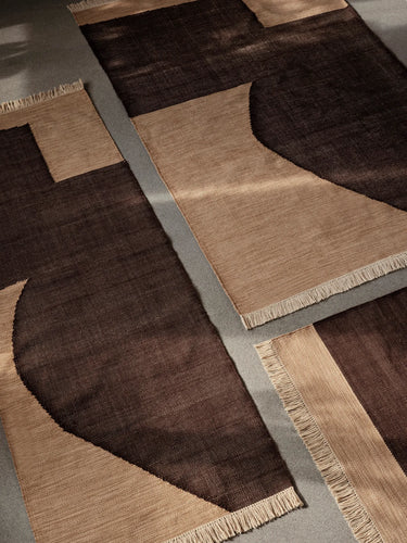 Alfombra PET reciclado Ferm Living tan chocolate en recibidor