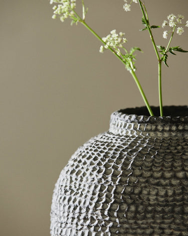 Maceta cemento gris escultorica ambiente interior Nordal