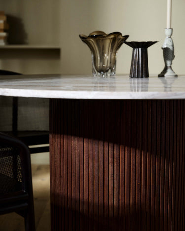Mesa comedor redonda marmol natural base madera vista Nordal