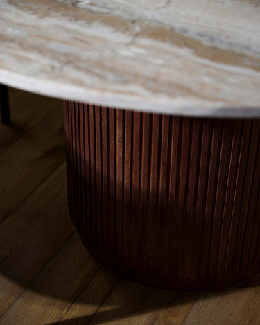 Mesa comedor redonda marmol ivory en ambiente salon Nordal