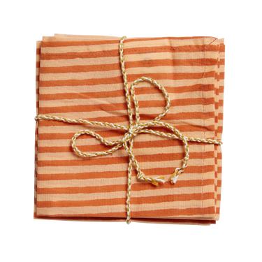 Servilletas rayas block print en mesa con mantel