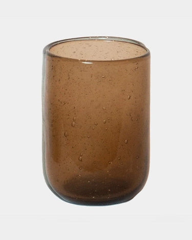 Elegante vaso de vidrio marrón para bebidas frías y calientes