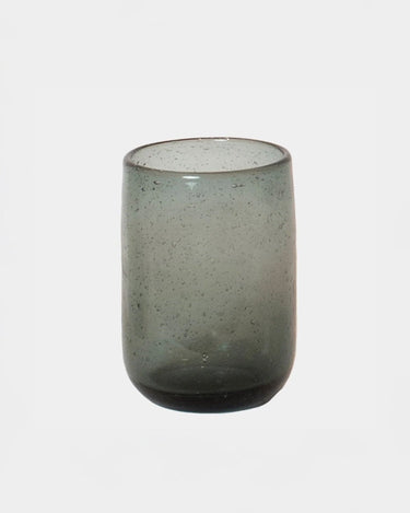 Vaso de vidrio Bari gris elegante y moderno para bebidas