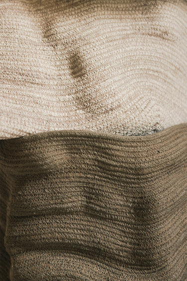 Cesta alta natural utilizada como almacenaje decorativo