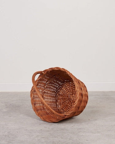 Cesta de mimbre redonda con asa reforzada y artesanal