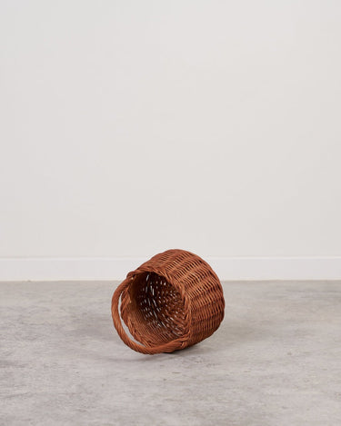 Cesta de mimbre huevera artesanal con asa reforzada