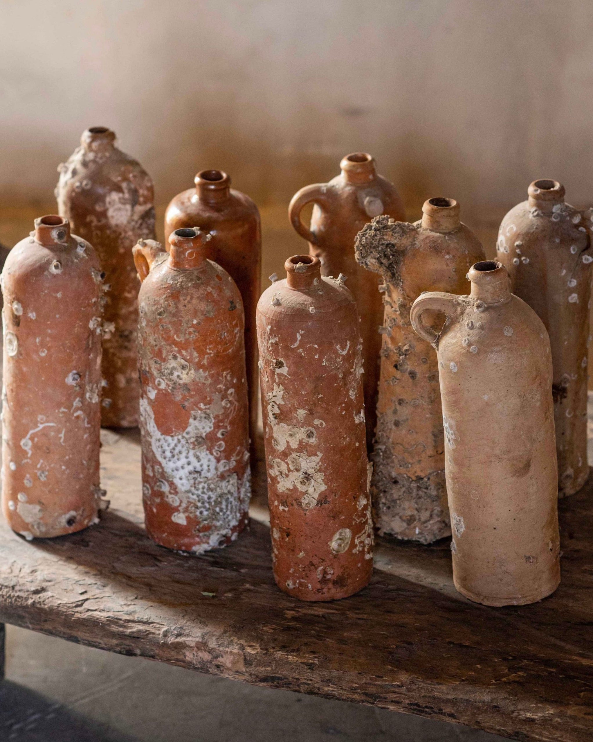 Botellas de barro antiguas