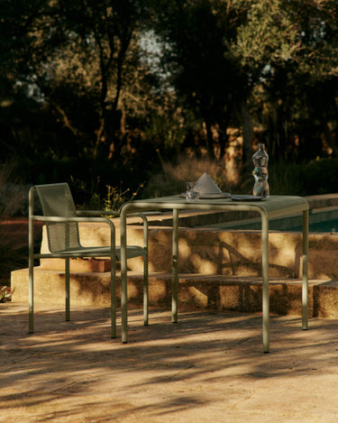Silla de jardín Dapple con reposabrazos verde salvia de Ferm Living