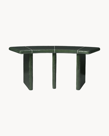 Asiento de Banco Deya curvo de hormigón verde en detalle