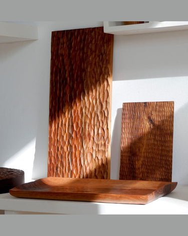 Tabla de servir nogal tallado artesanal biselada 50x25 cm