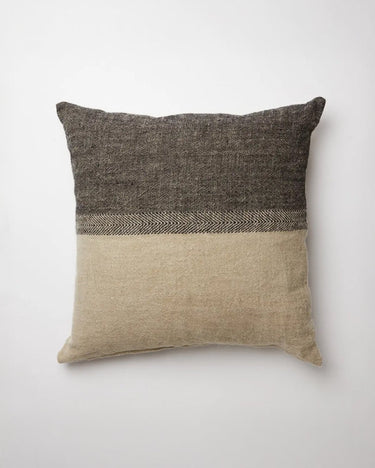 Funda de Cojín de Lino Levi en Negro Natural 60x60 cm - Elegante y Sostenible