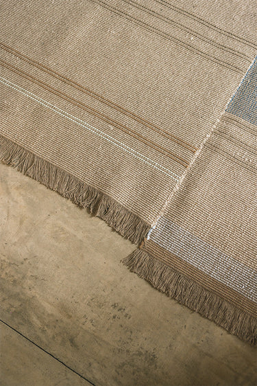 Alfombra Oaxaca de 80 × 140 cm en un dormitorio
