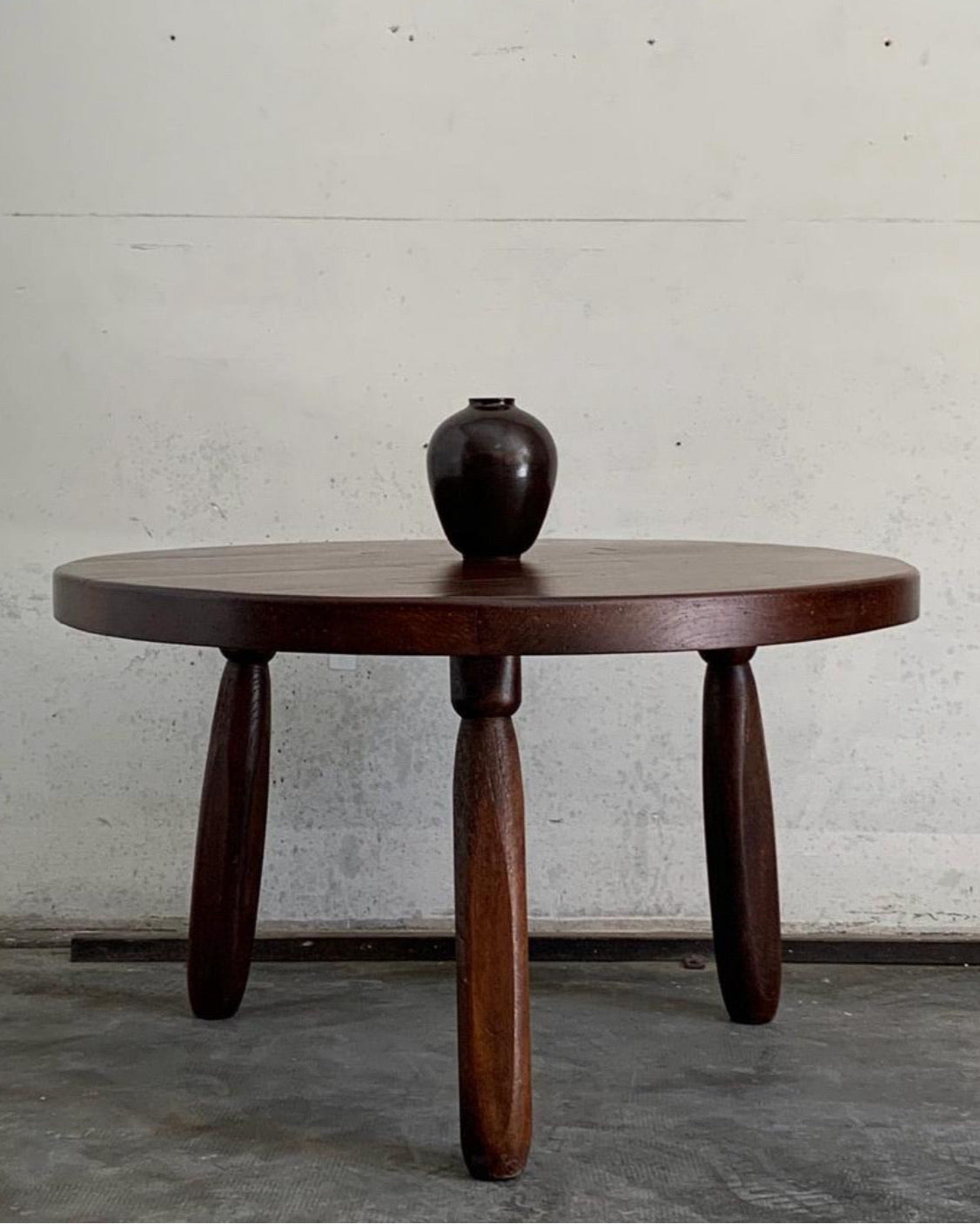 Mesa  de comedor de madera vintage brutalista