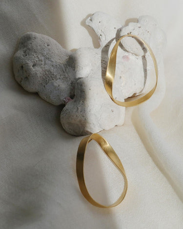 Pendientes Grandes Dorados OCEANICA Joidart: Joyas Esculturales Latón Bañado Oro 24K