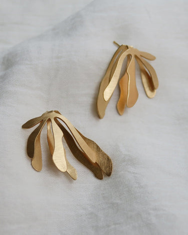 Pendientes grandes dorados Exótica Joidart en modelo
