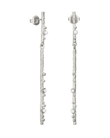 Pendientes Largos Joidart Guspira Plata de Ley Texturizada con Delicadas Perlas de Resina