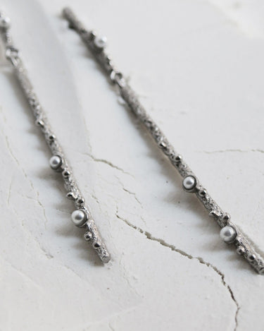 Pendientes Largos Joidart Guspira Plata de Ley Texturizada con Delicadas Perlas de Resina