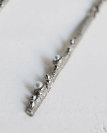 Pendientes Largos Joidart Guspira Plata de Ley Texturizada con Delicadas Perlas de Resina