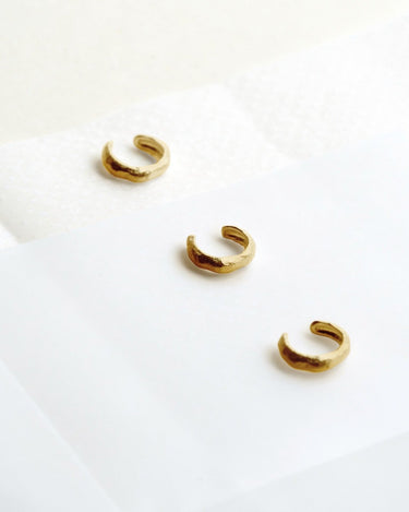 Pendiente Falso Dorado Ear Cuff SAUMA Joidart Diseño Orgánico Artesanal