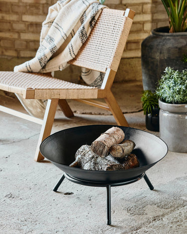 Brasero hierro fundido negro detalle soporte Nordal