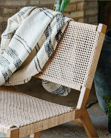 Silla lounge polyrattan natural en terraza exterior Nordal