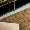 Alfombra Mosaic ocre en un salón cálido y natural