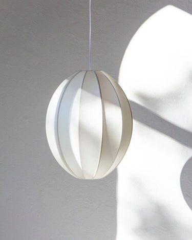 Pantalla colgante oval de seda blanca, brillo elegante y suave