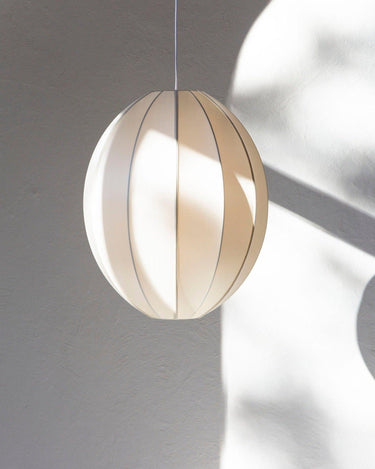 Pantalla colgante oval de seda blanca, brillo elegante y suave