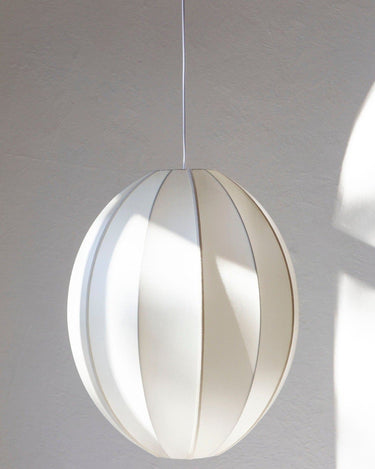 Pantalla colgante oval de seda blanca, brillo elegante y suave