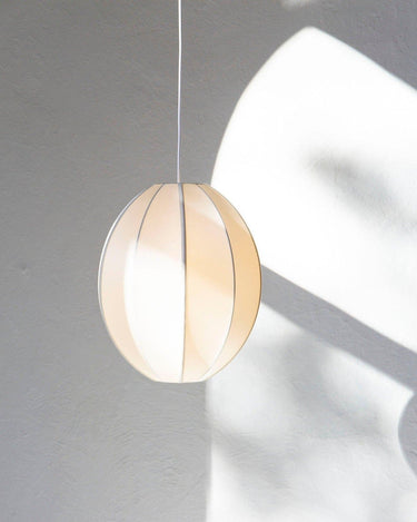 Pantalla colgante oval de seda blanca, brillo elegante y suave