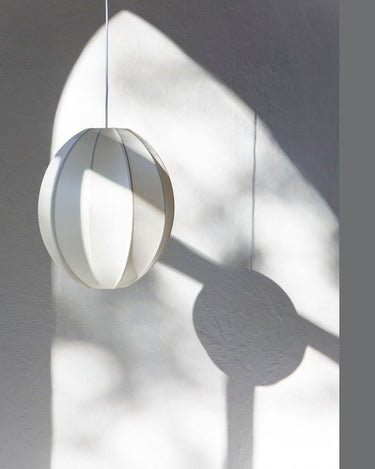 Pantalla colgante oval de seda blanca, brillo elegante y suave